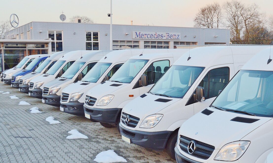 Firmenfahrzeuge einer kleinen Flotte auf einem Parkplatz