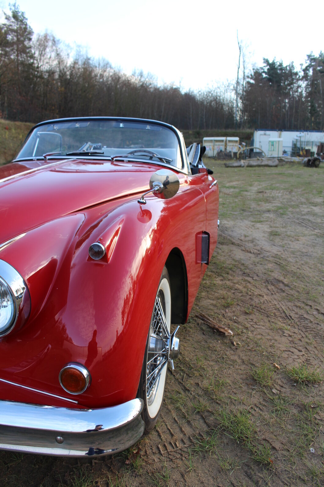 Klassischer Oldtimer in einer Halle