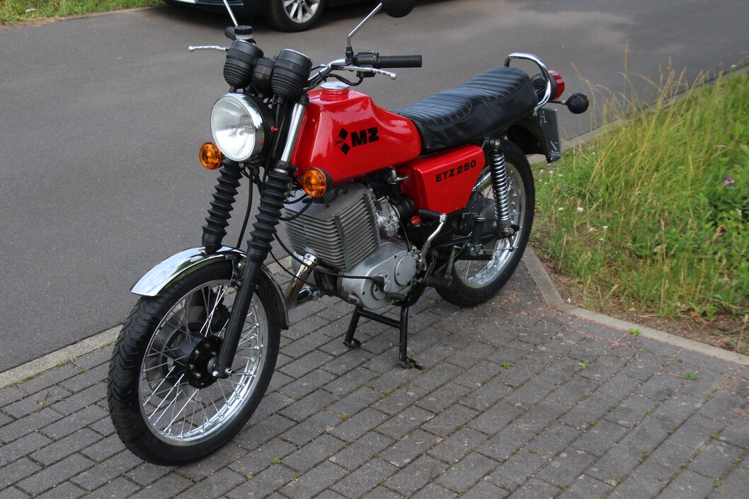 Motorrad wird in der Werkstatt inspiziert