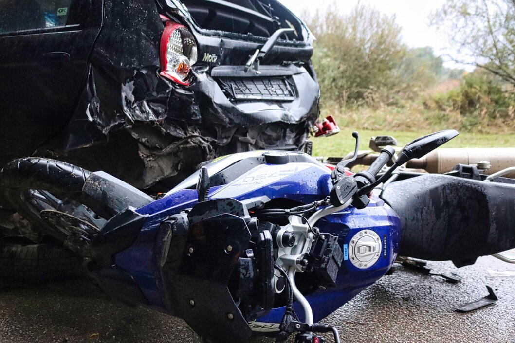Motorrad wird in einer Werkstatt begutachtet