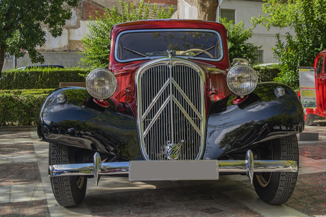 Oldtimer wird in einer Halle sorgfältig begutachtet