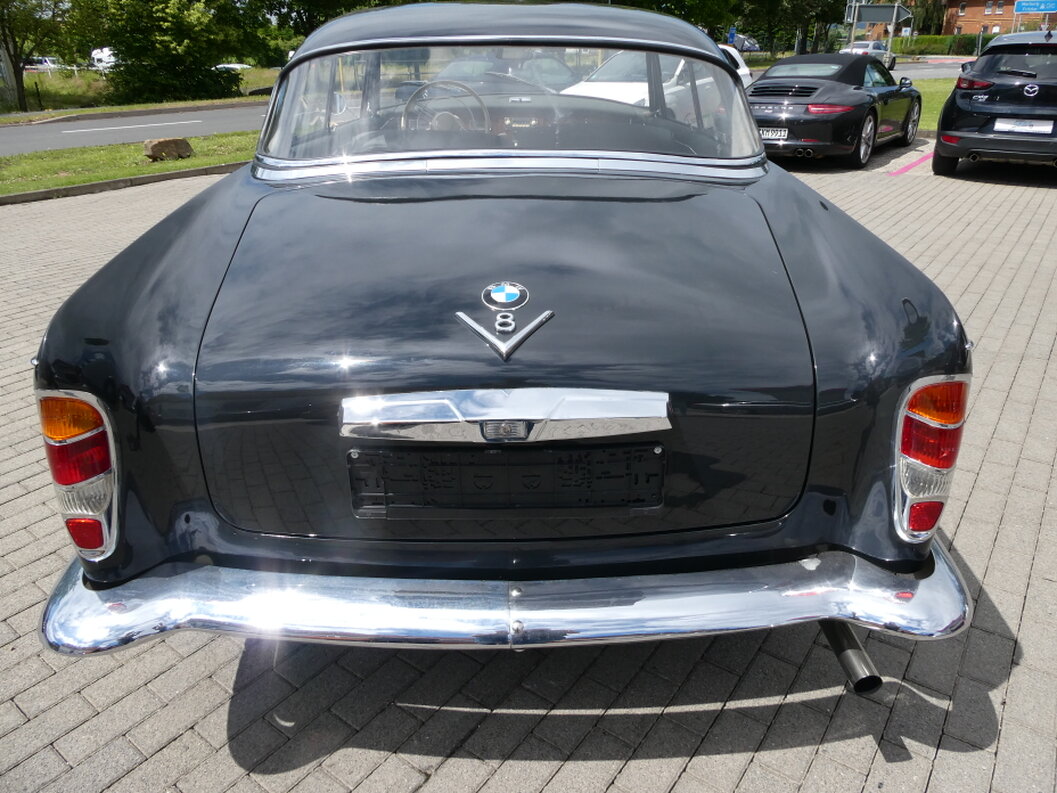 Oldtimer in Werkstattumgebung