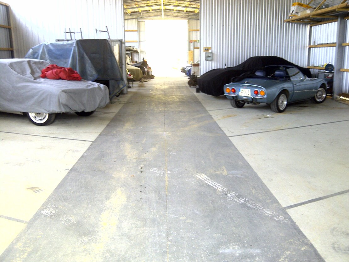 Oldtimer sicher in einer Garage abgestellt