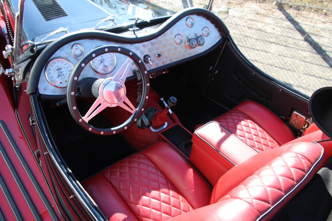 Gutachter bewertet Oldtimer in einer Garage