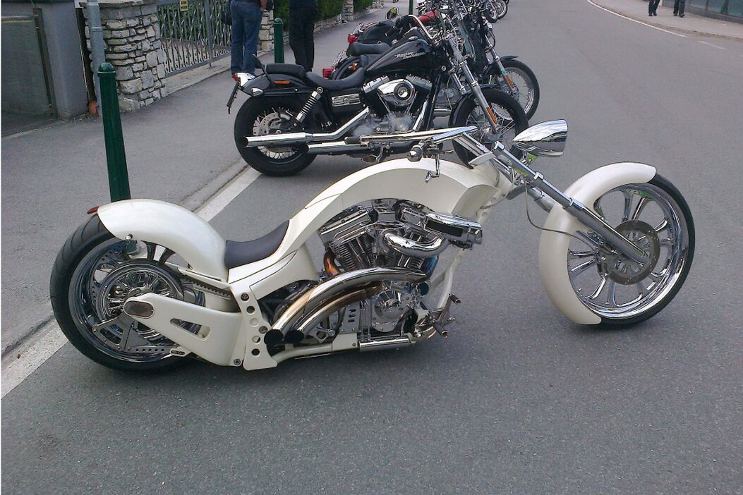 Individuell umgebautes Custom-Motorrad in einer Werkstatt