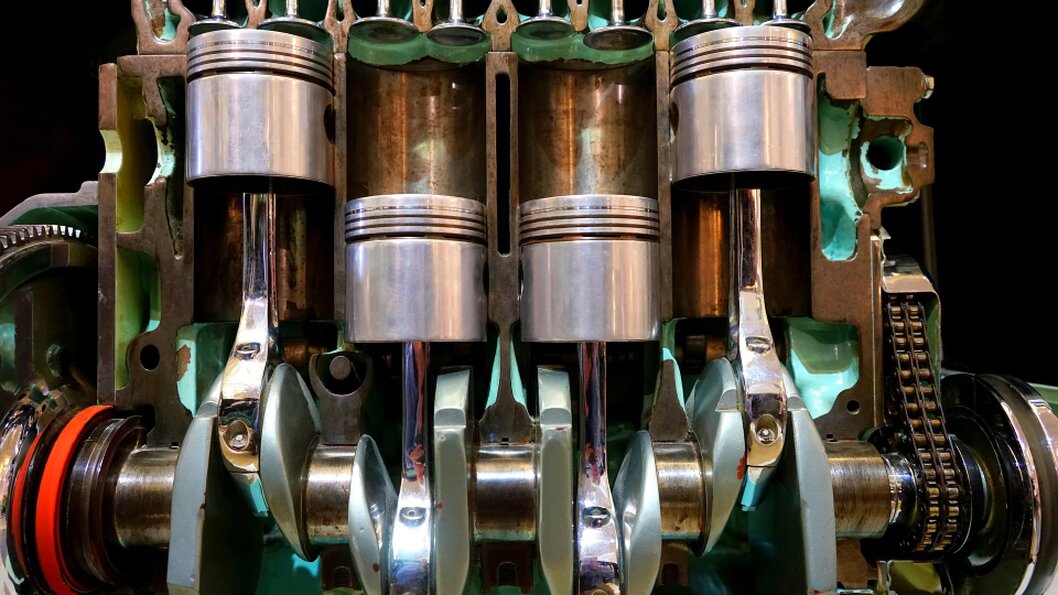 Geöffneter Motor im Fahrzeug mit sichtbarem Schaden