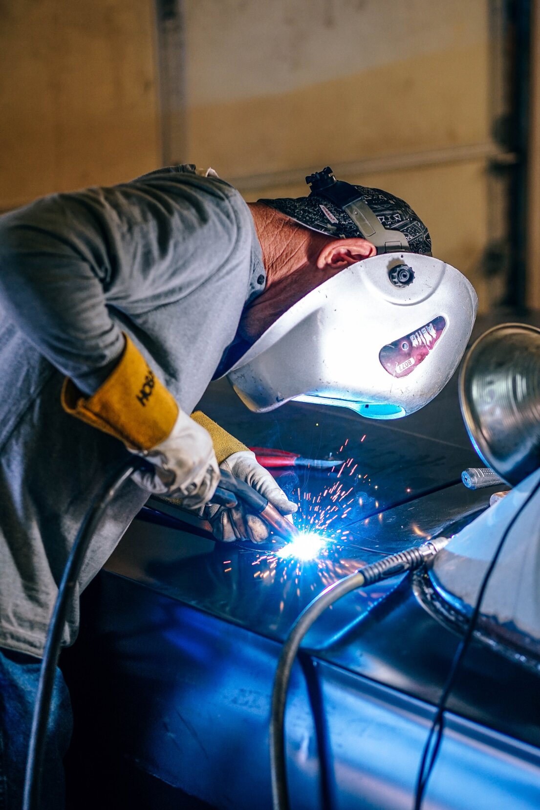Fahrzeug auf Hebebühne zur Begutachtung in der Werkstatt